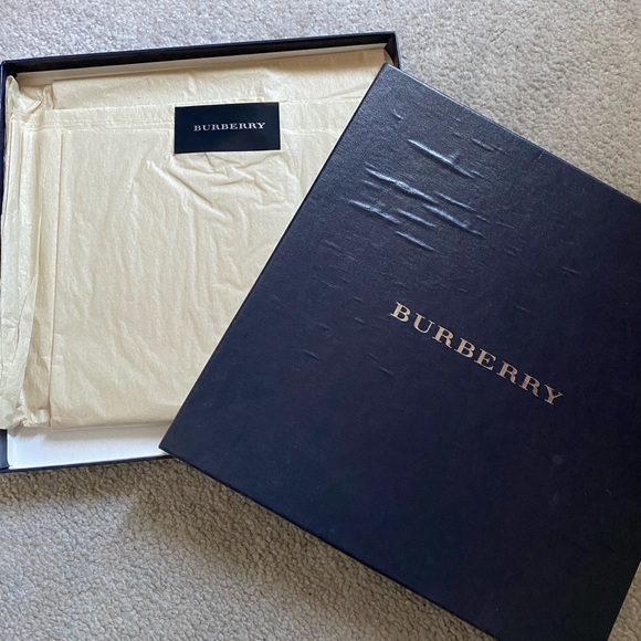 Authentic Burberry silk scarf - Picture 6 of 6
